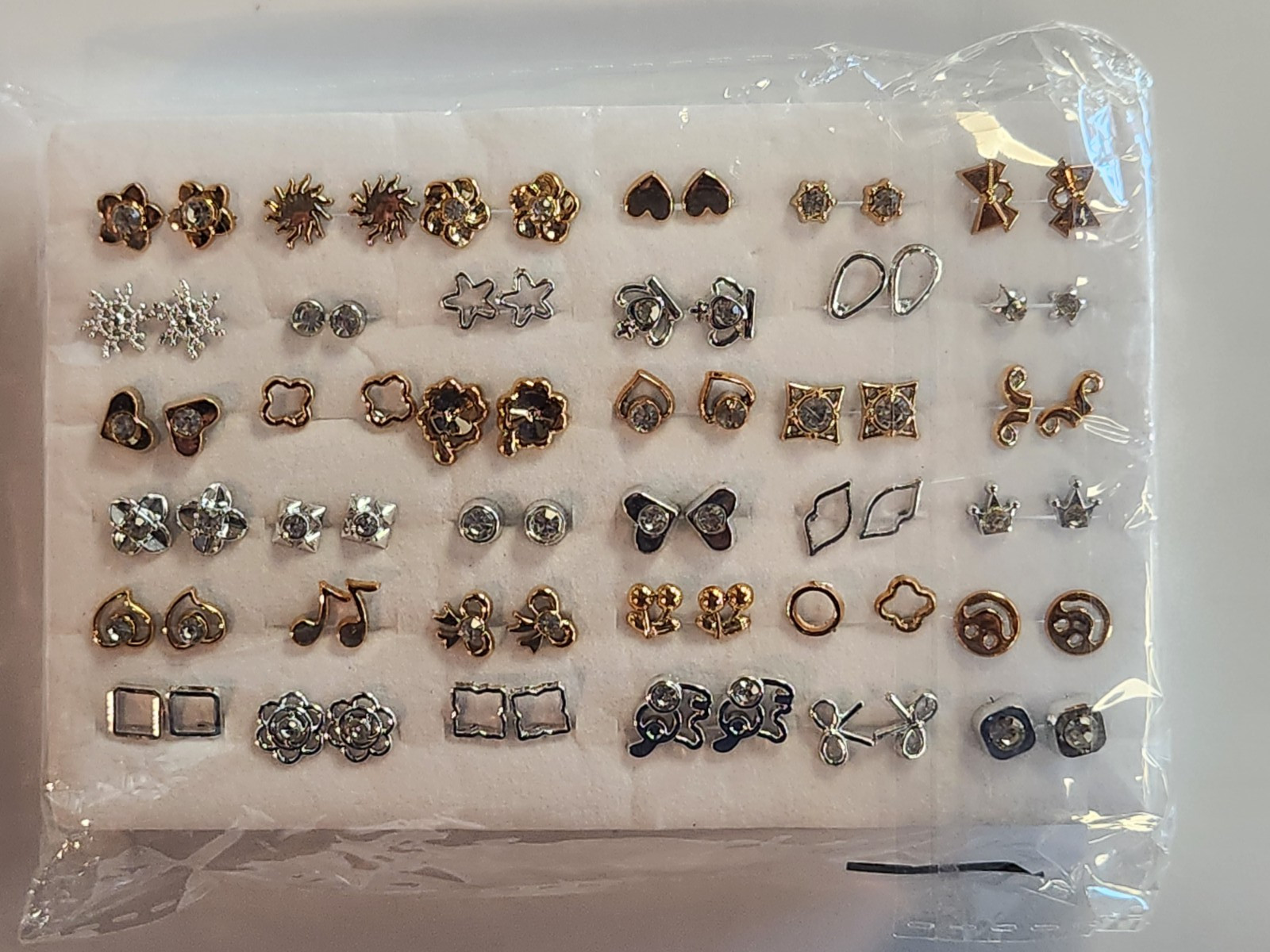 36 Pair Women’s Stud Earrings Varies Shape – Costume Jewelry