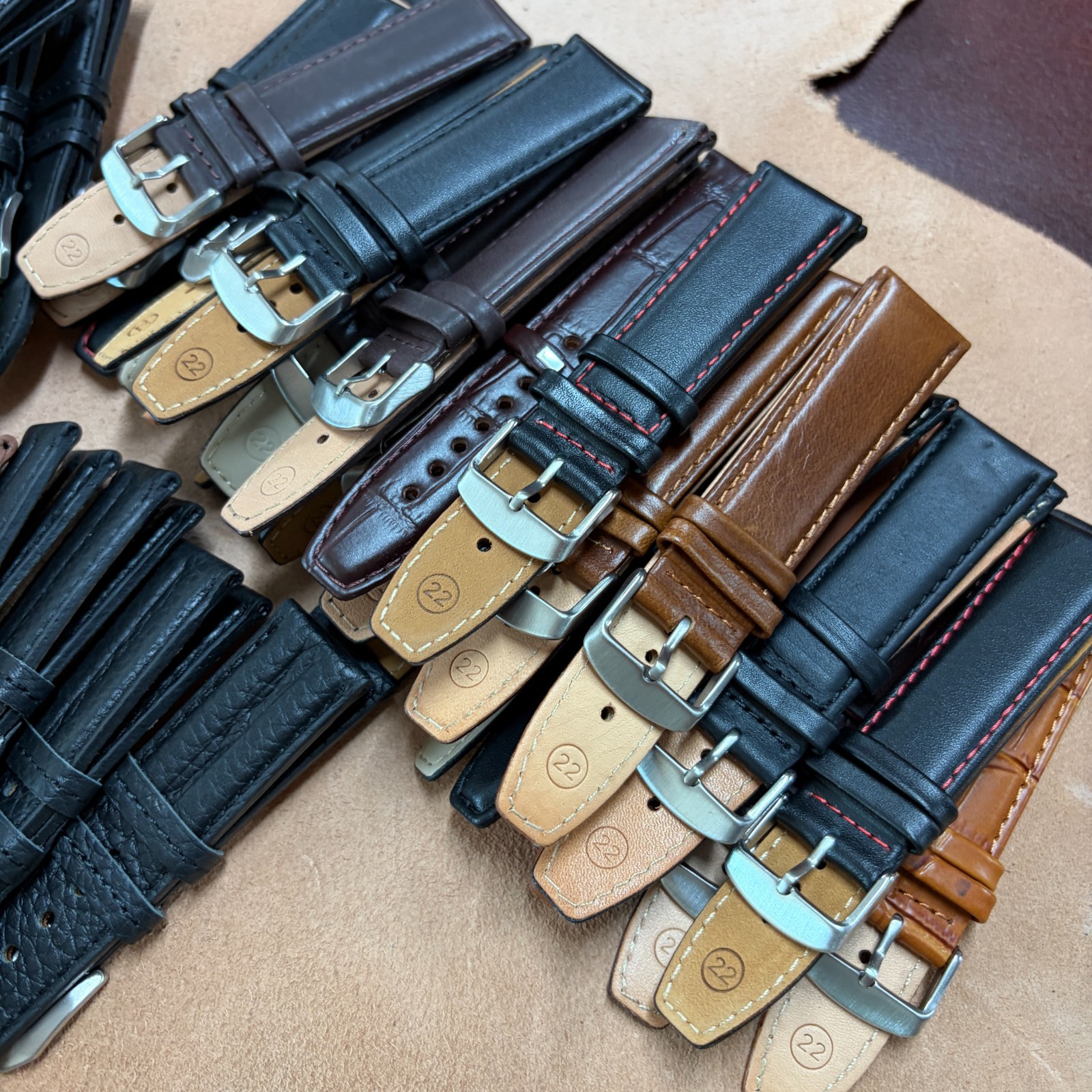 WHOLESALE Lot 50pcs Padded Leather Watch Strap Band Size 22mm (056)