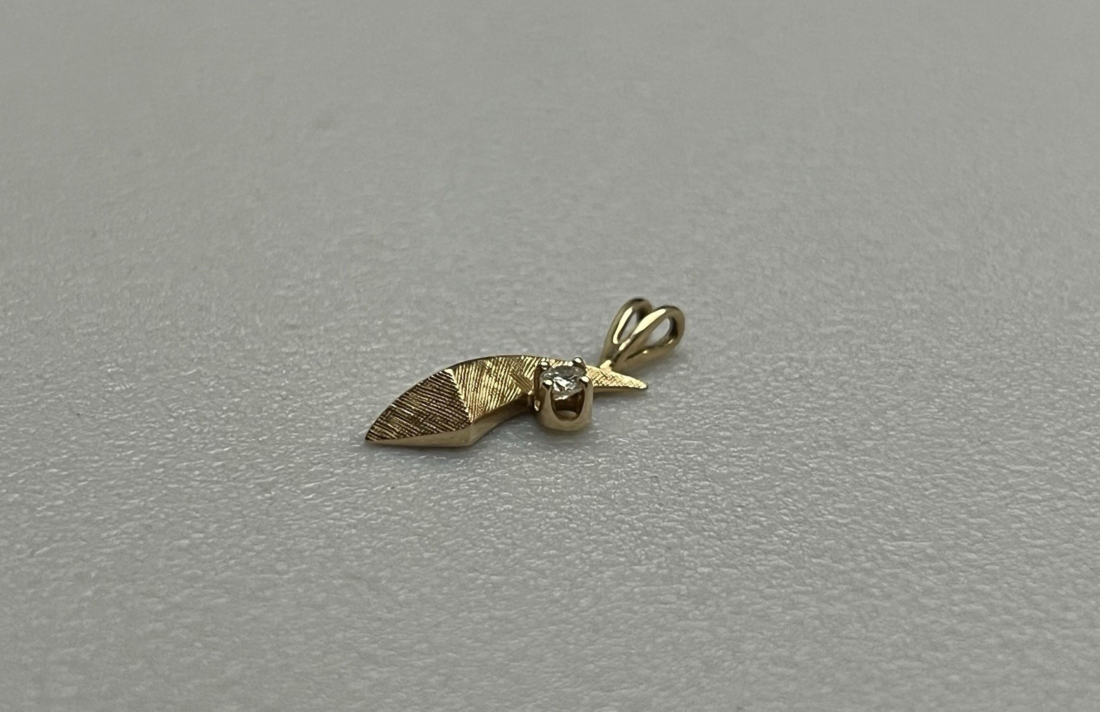 Cute Vintage .585 14K Solid Yellow Gold & Diamond Small Estate Retro Pendant