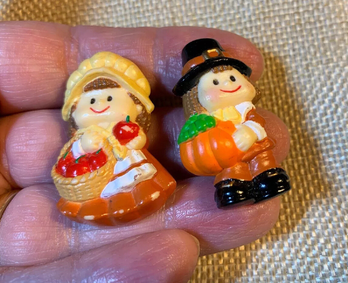 2 PLASTIC PILGRIMS PINS MALE AND FEMALE BY RUSS 1” Cute Character Pins