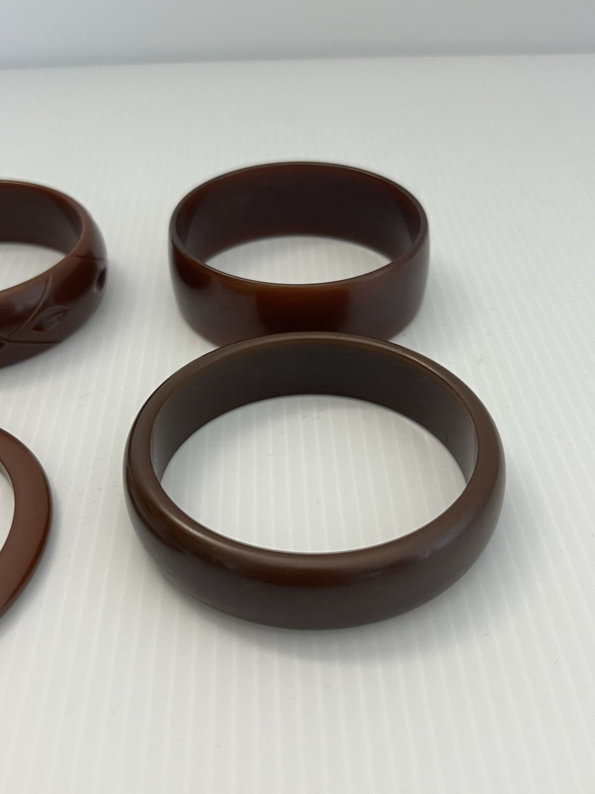 VTG Dark Brown Bakelite Bangle Bracelets – Lot of 4 – Diff Sizes – 1 Carved