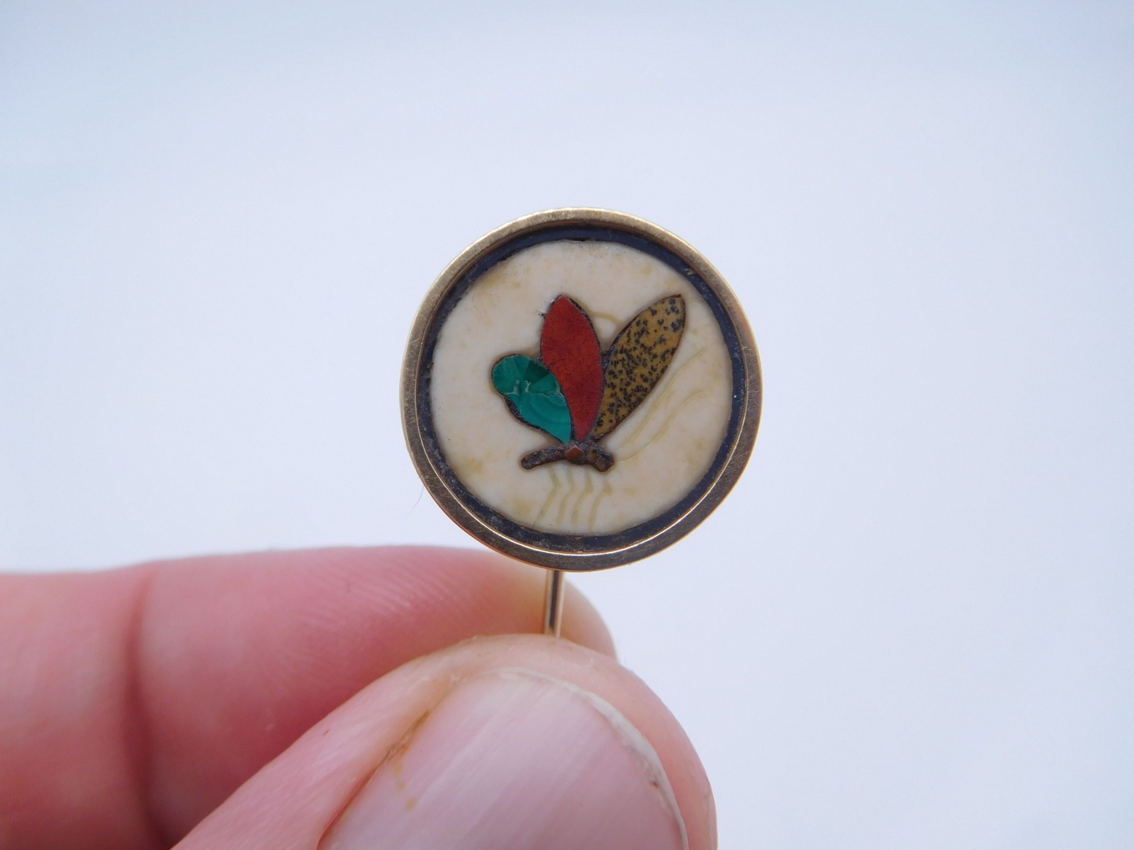 LOVELY VICTORIAN 10K GOLD PIETRA DURA BUTTERFLY BUG HAT STICK PIN