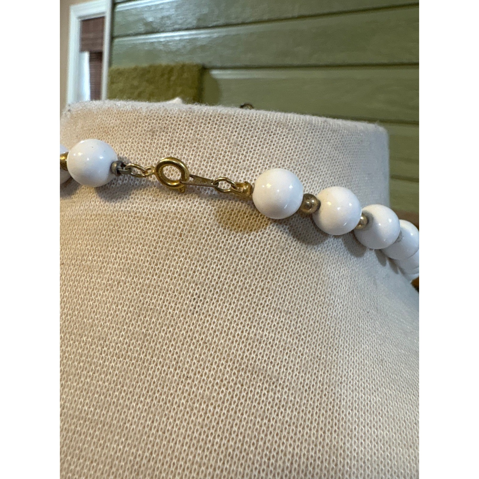 Vintage White Graduated Bead Necklace Gold Tone Spacers 28 Inch J885