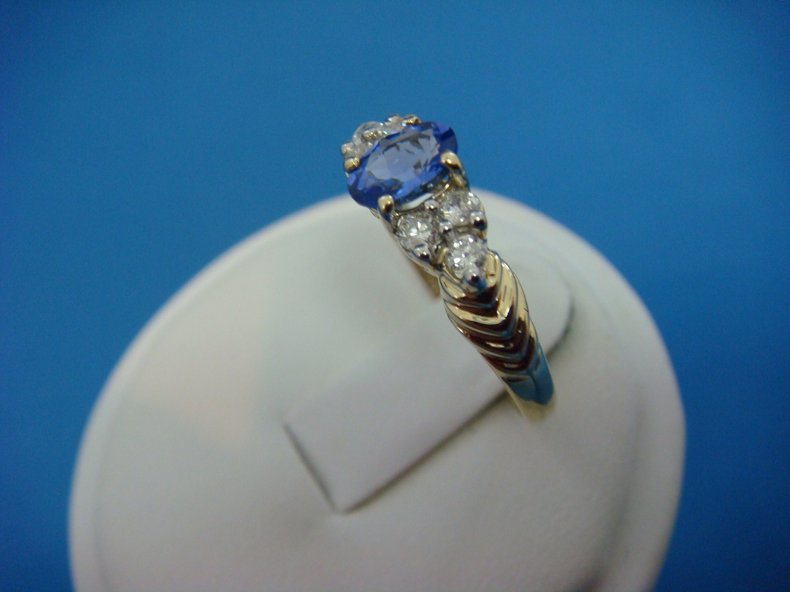TANZANITE & DIAMONDS LADIES 14K YELLOW GOLD BEAUTIFUL RING, 2.4 GRAMS, SIZE 7