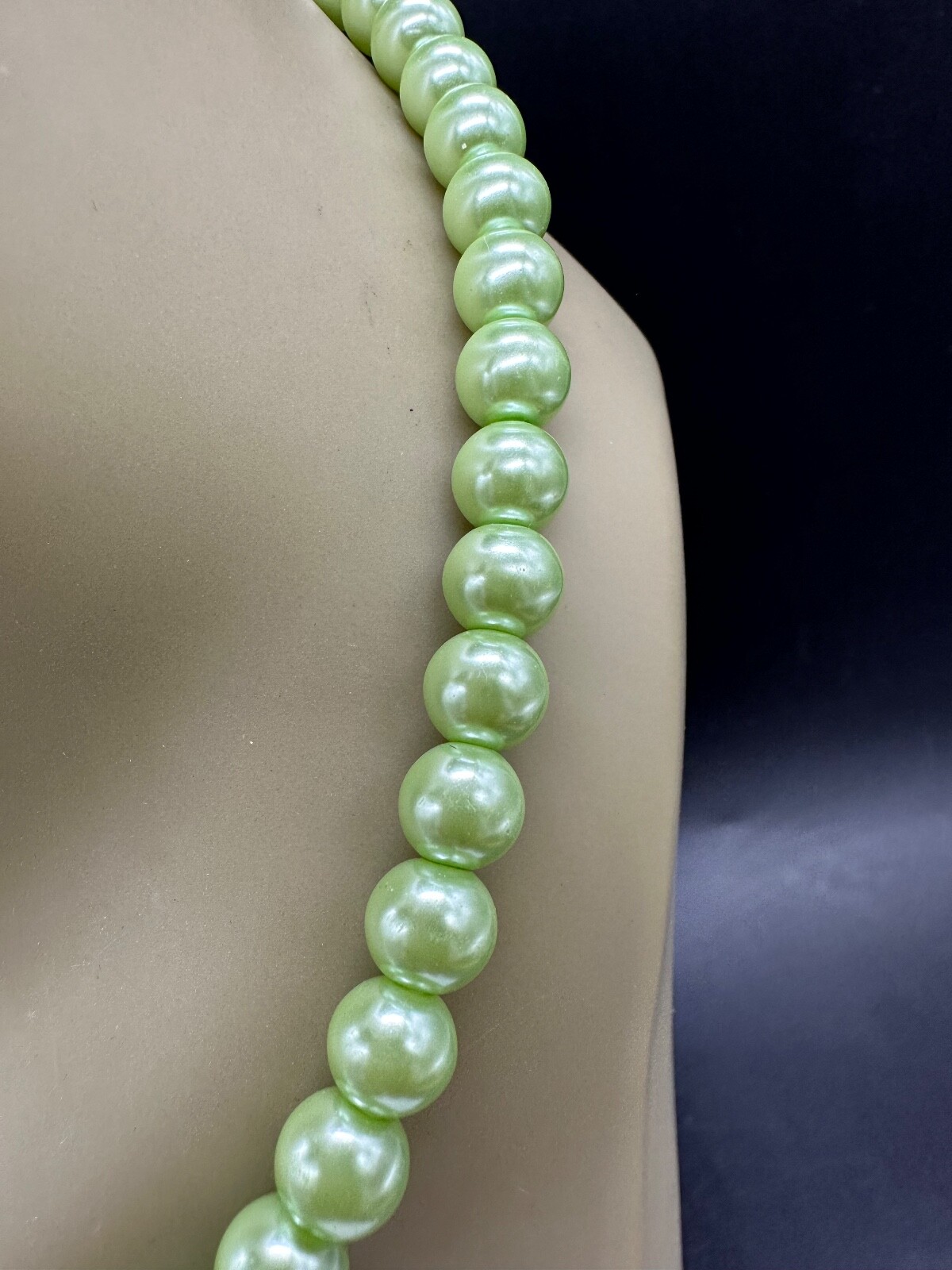 ESTATE LATTICE GREEN FAUX PEARL CLASSIC STRAND STRING BEAD NECKLACE 17″ LONG