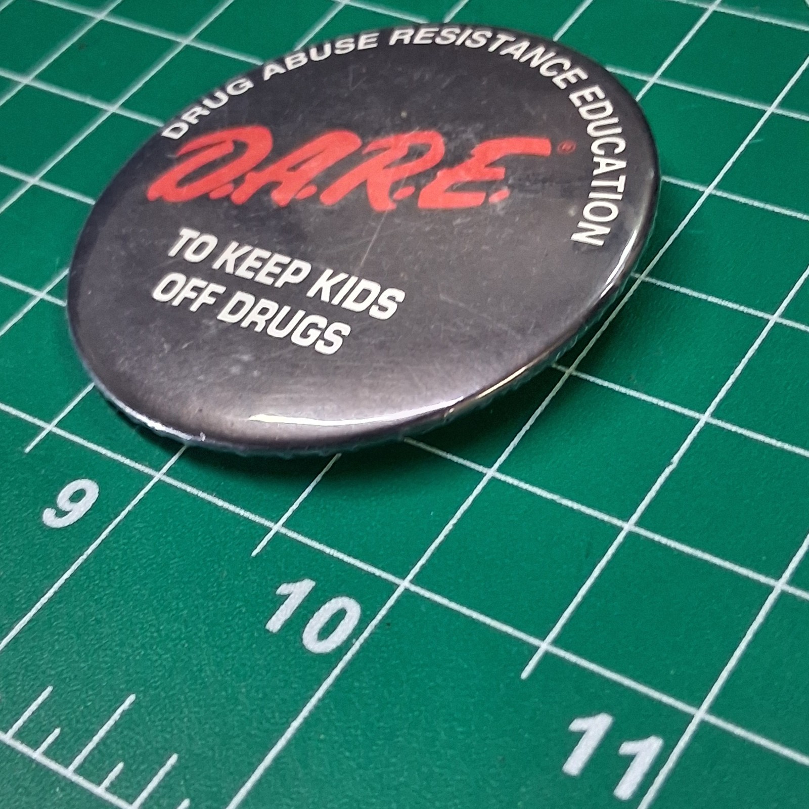 Vintage D.A.R.E. To Keep Kids Off Drugs Black Round Pinback Button Pin