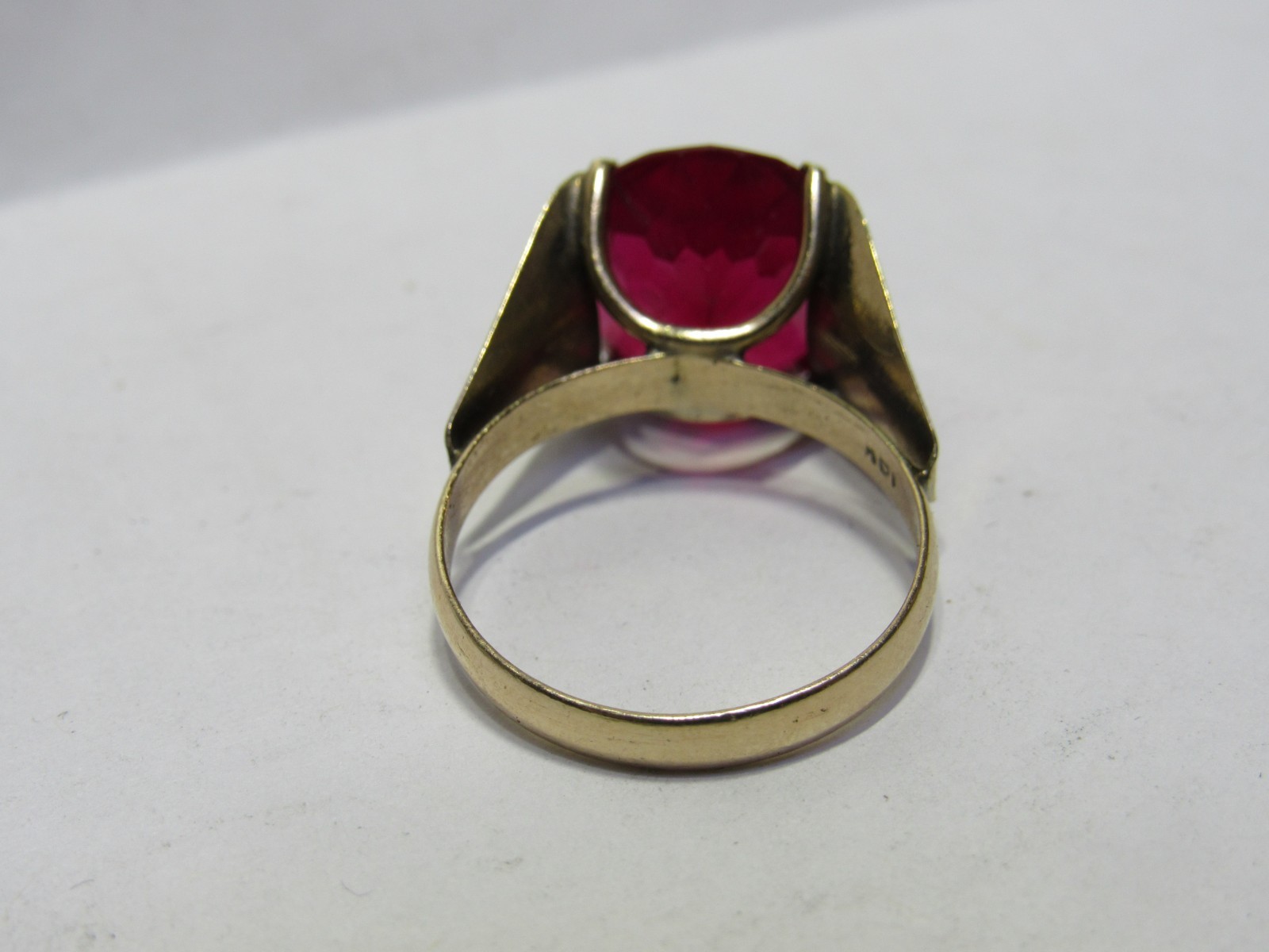 ROUND RED RUBY or sapphire 12.5 – 13 CARATS 14KT YELLOW GOLD MOUNTING RING