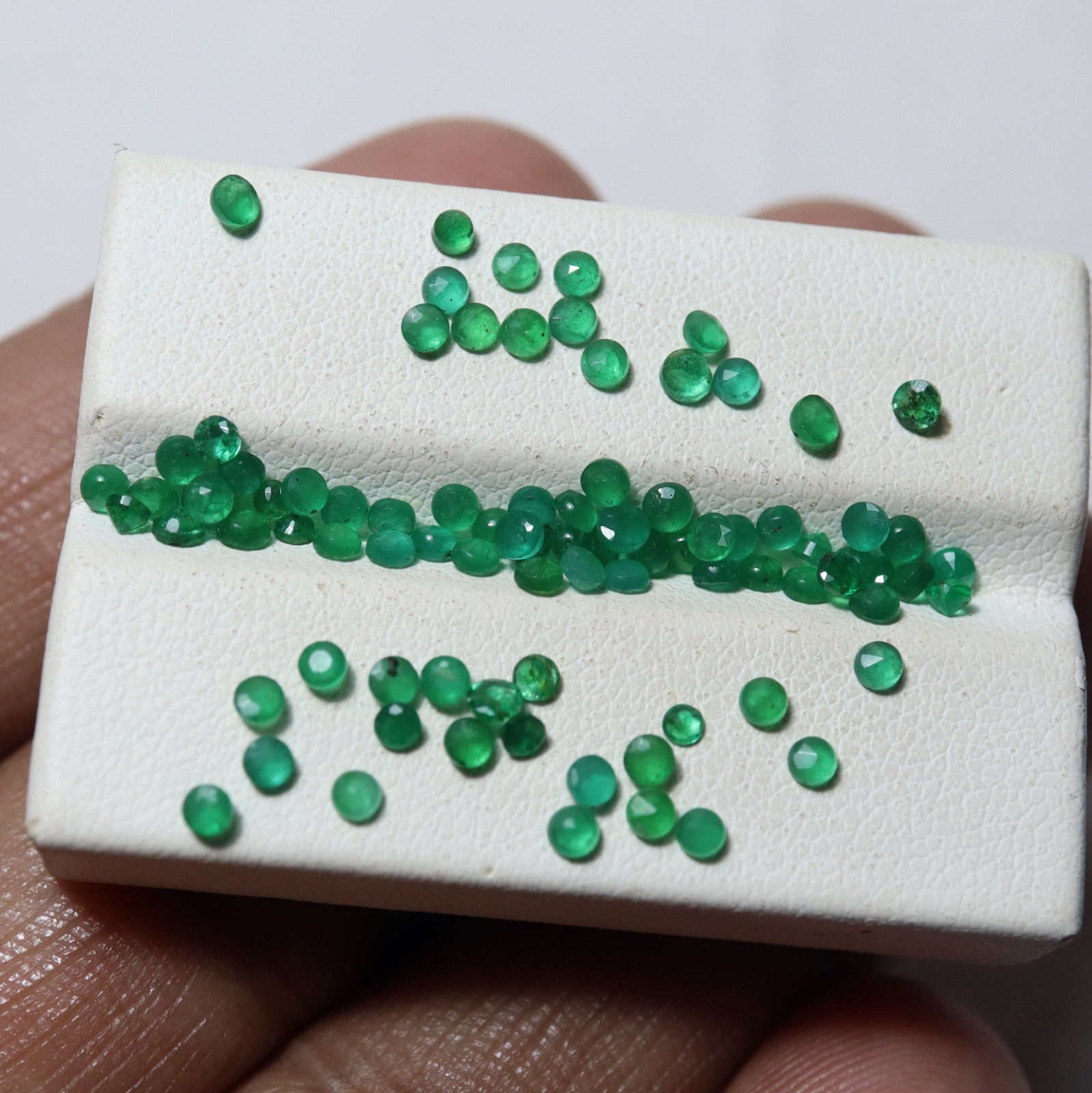 2 To 2.5 MM Natural Green Emerald Faceted Round Gemstones 88 Pcs Lot 6.4 Cts