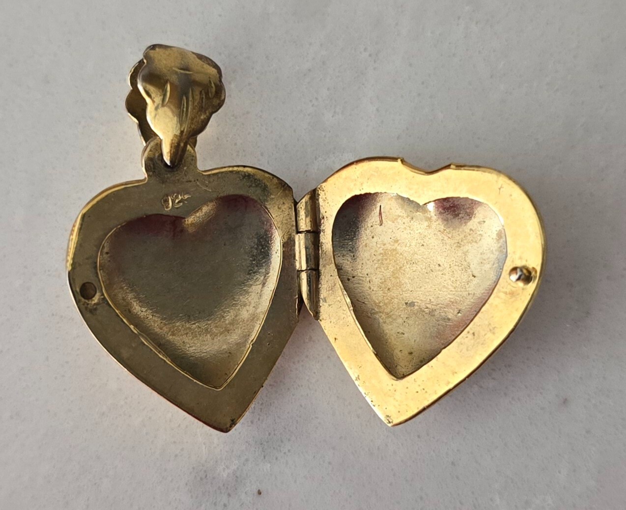 GOLD STERLING SILVER PUFF HEART LOCKET ETCHED DESIGN STAMPED 925, 3 GRAMS, 20 MM
