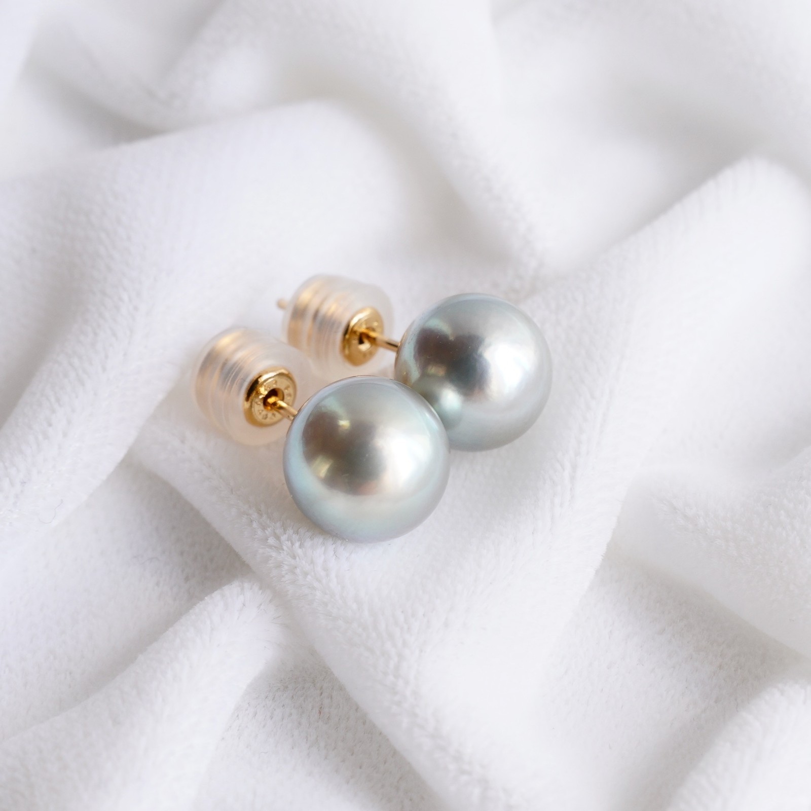 High Luster 8.7mm Round Pastel Green Japanese Akoya Pearl Stud Earrings 18K Gold