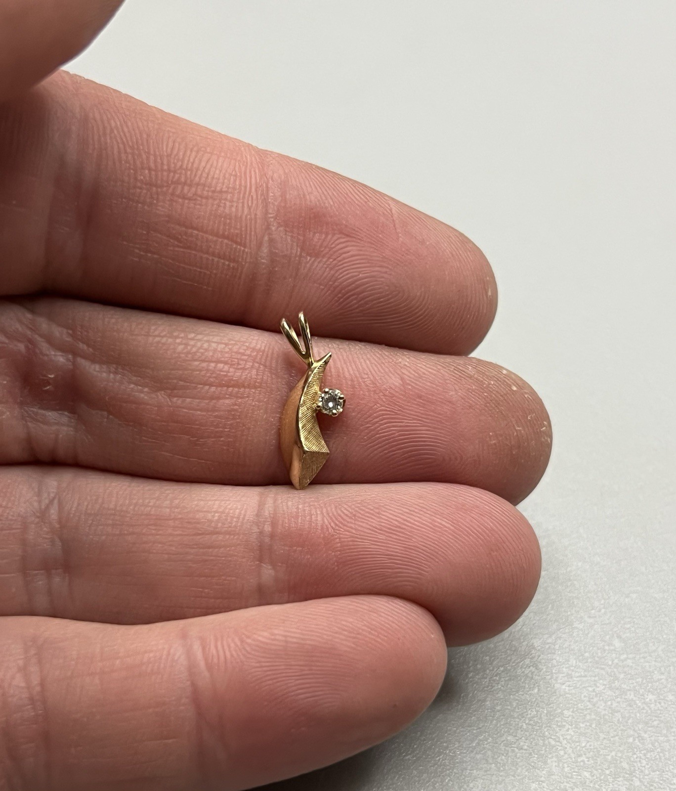 Cute Vintage .585 14K Solid Yellow Gold & Diamond Small Estate Retro Pendant