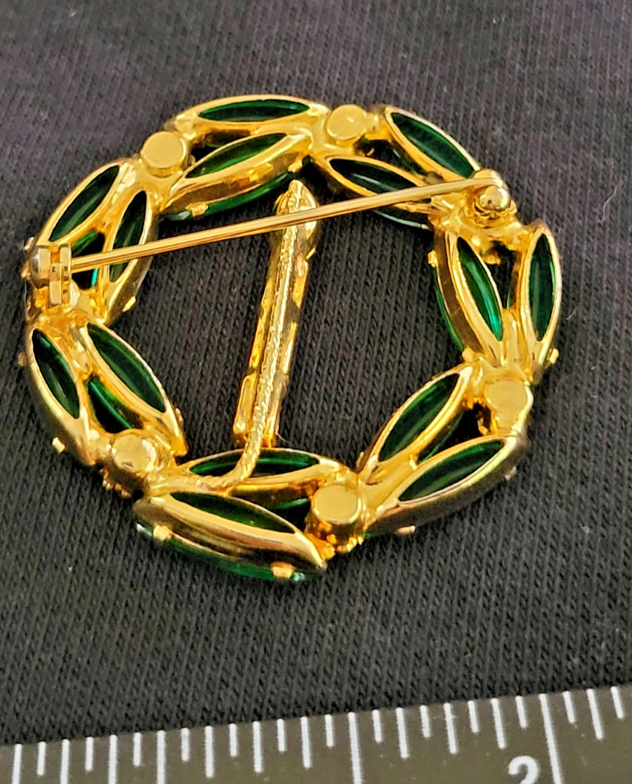 Vintage 50’s green glass rhinestone brooch Unsigned (WREATH)