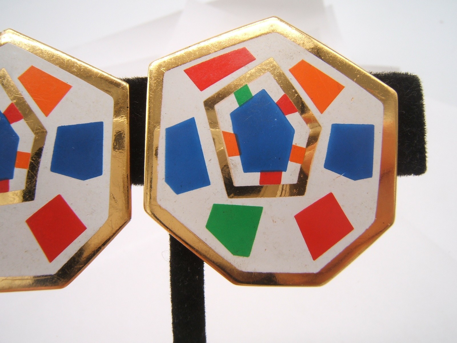 VTG GOLD TONE & ENAMEL PIERCED EARRINGS MODERN ABSTRACT DESIGN