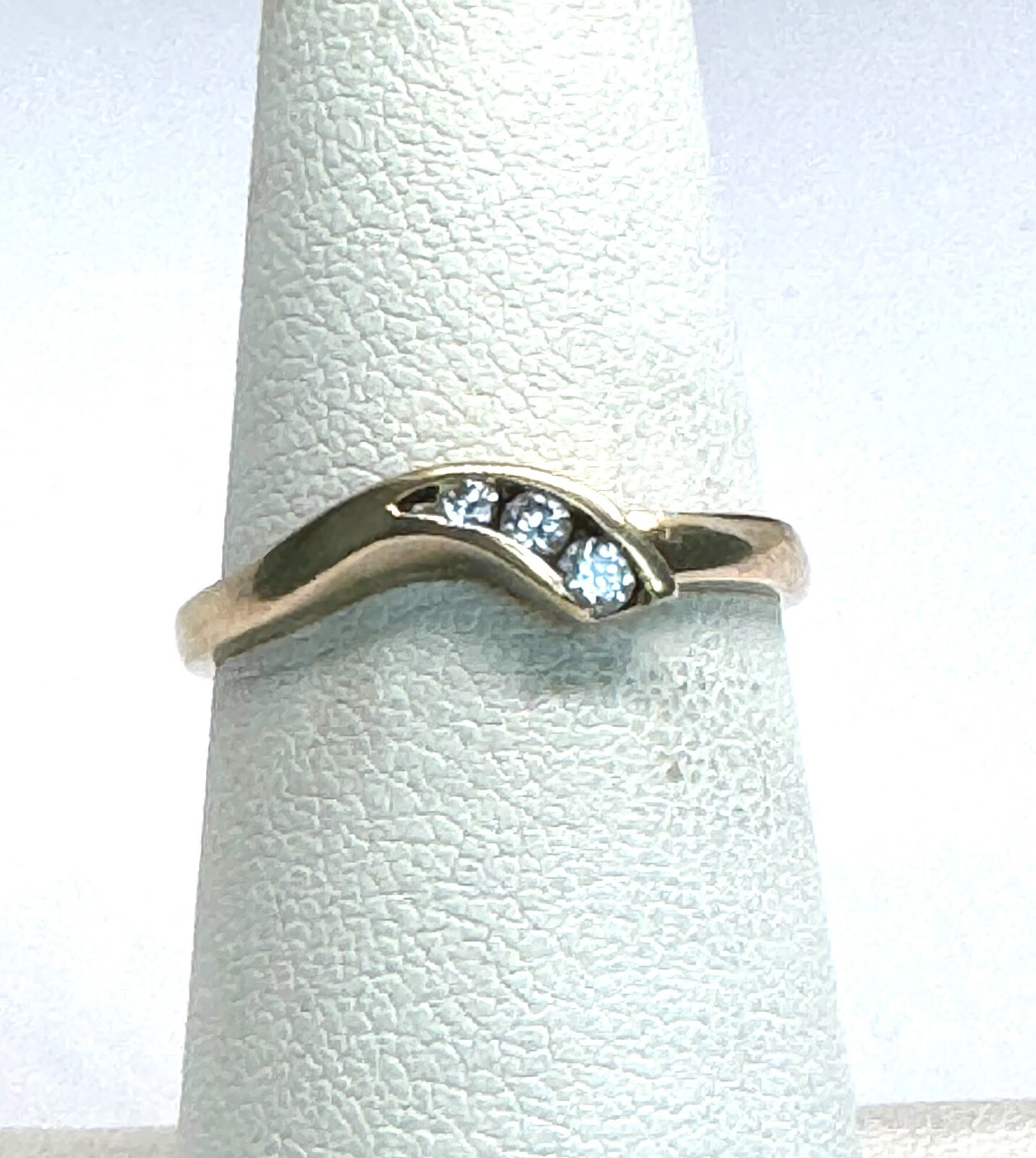 1OK YELLOW GOLD AND COLORLESS GEMS RING SIZE 7