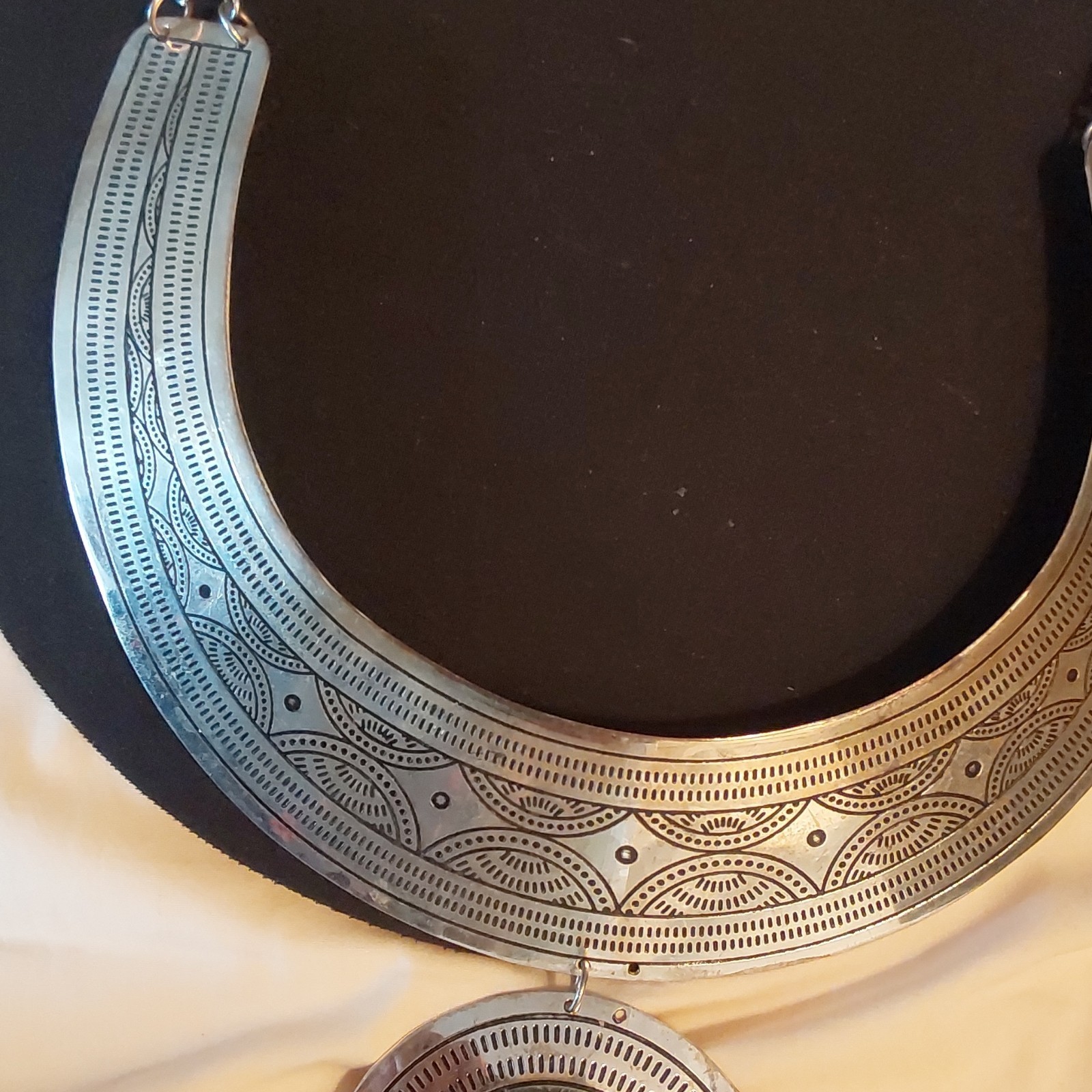 Silver Tone Etched Collar Necklace Round Medallion Pendant Dangles