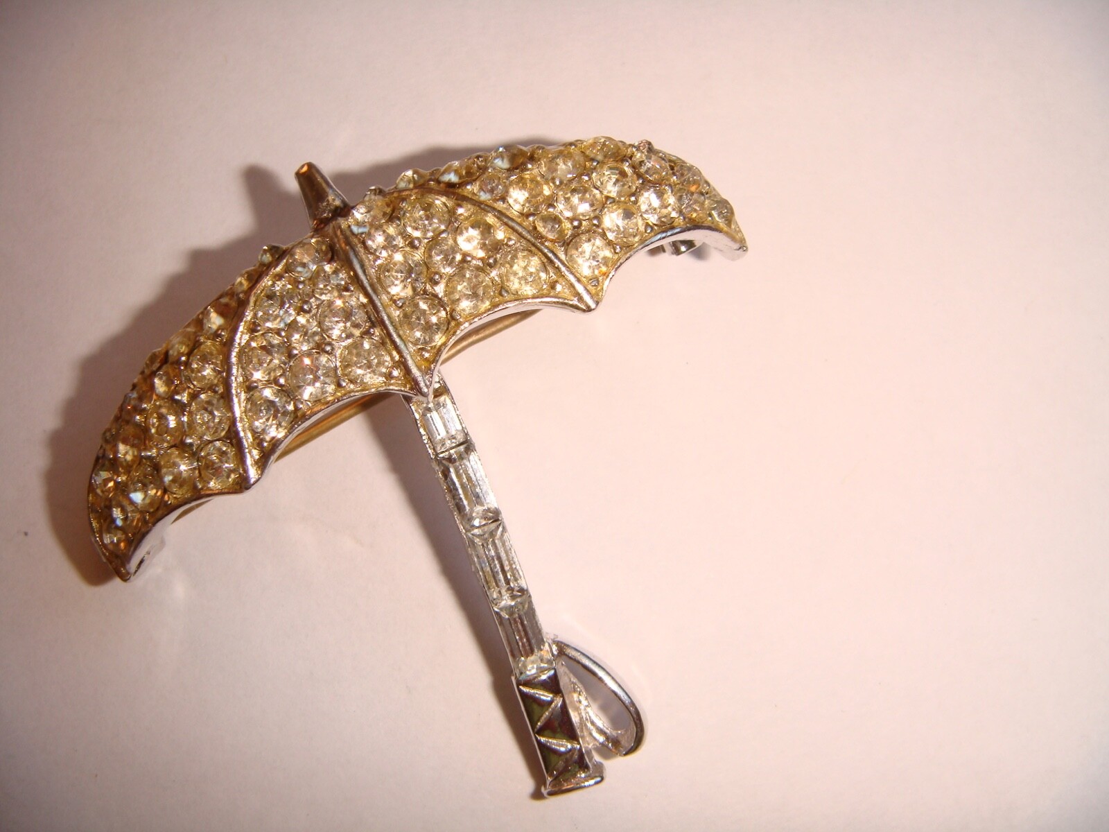 VINTAGE UMBRELLA SHAPE PIN BROOCH PAVE ROUND AND BAGUETTE RHINESTONES ESTATE