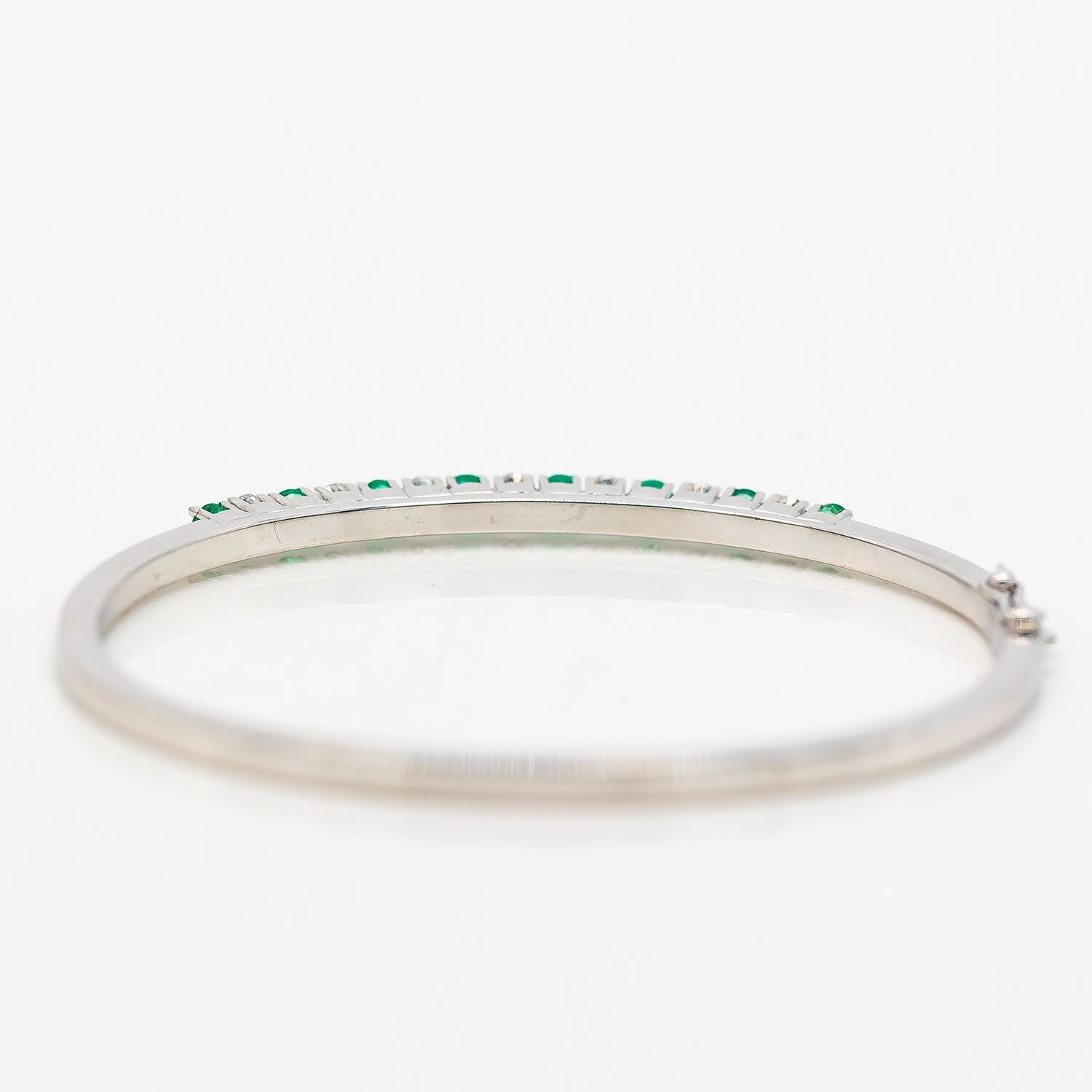 18K/750 white gold emerald 1.5ct brilliant diamonds 0.7ct 16.5cm bangle – value €6,000