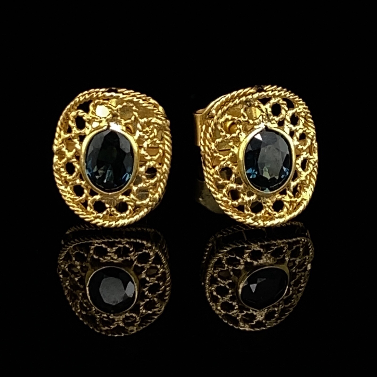 Pretty Openwork 18 Karat Gold & Oval Sapphire Stud Earrings, 1.4 Grams