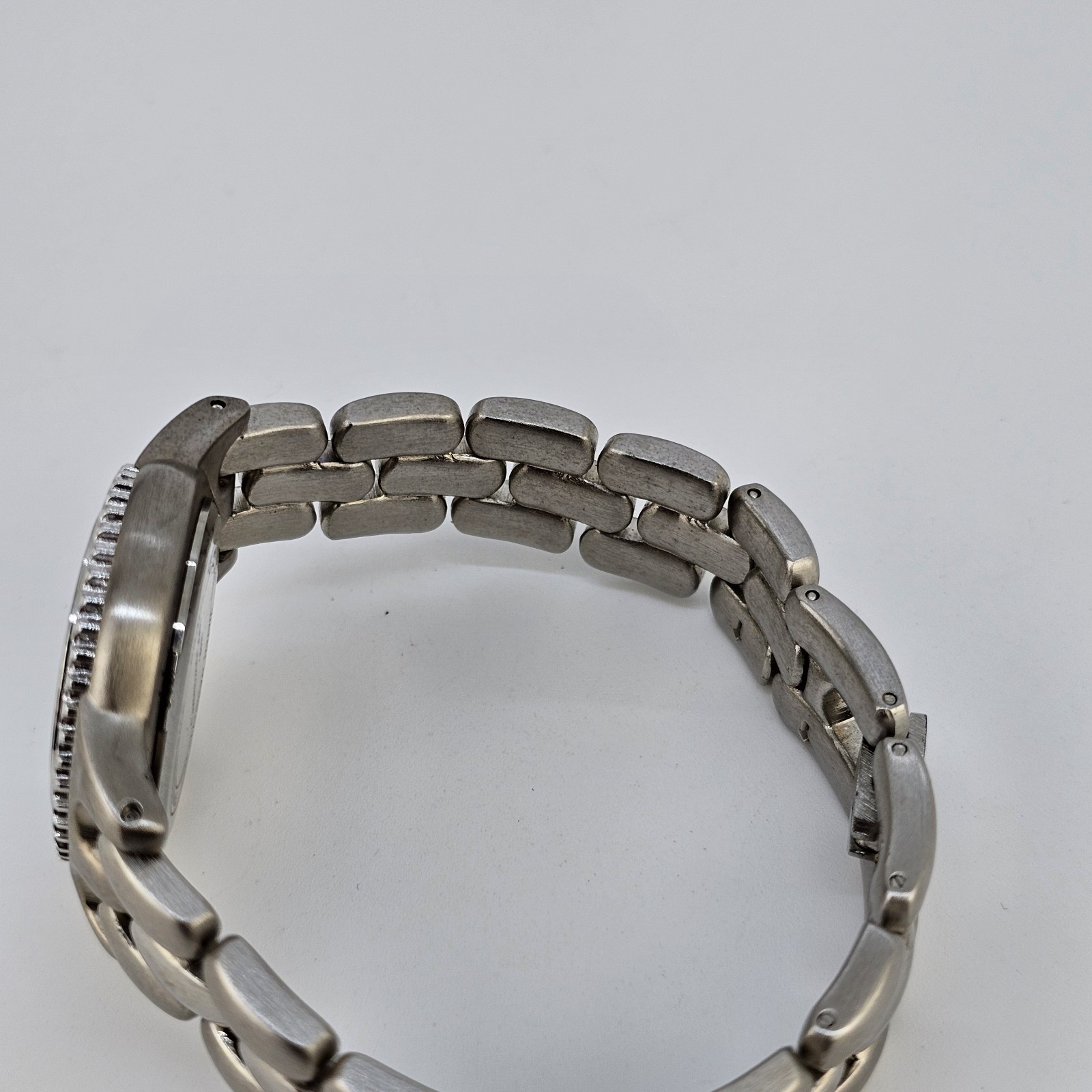 28MM Women’s Watch Gray Dial Gemmed Bezel Gray Bracelet Band 6″ New Battery