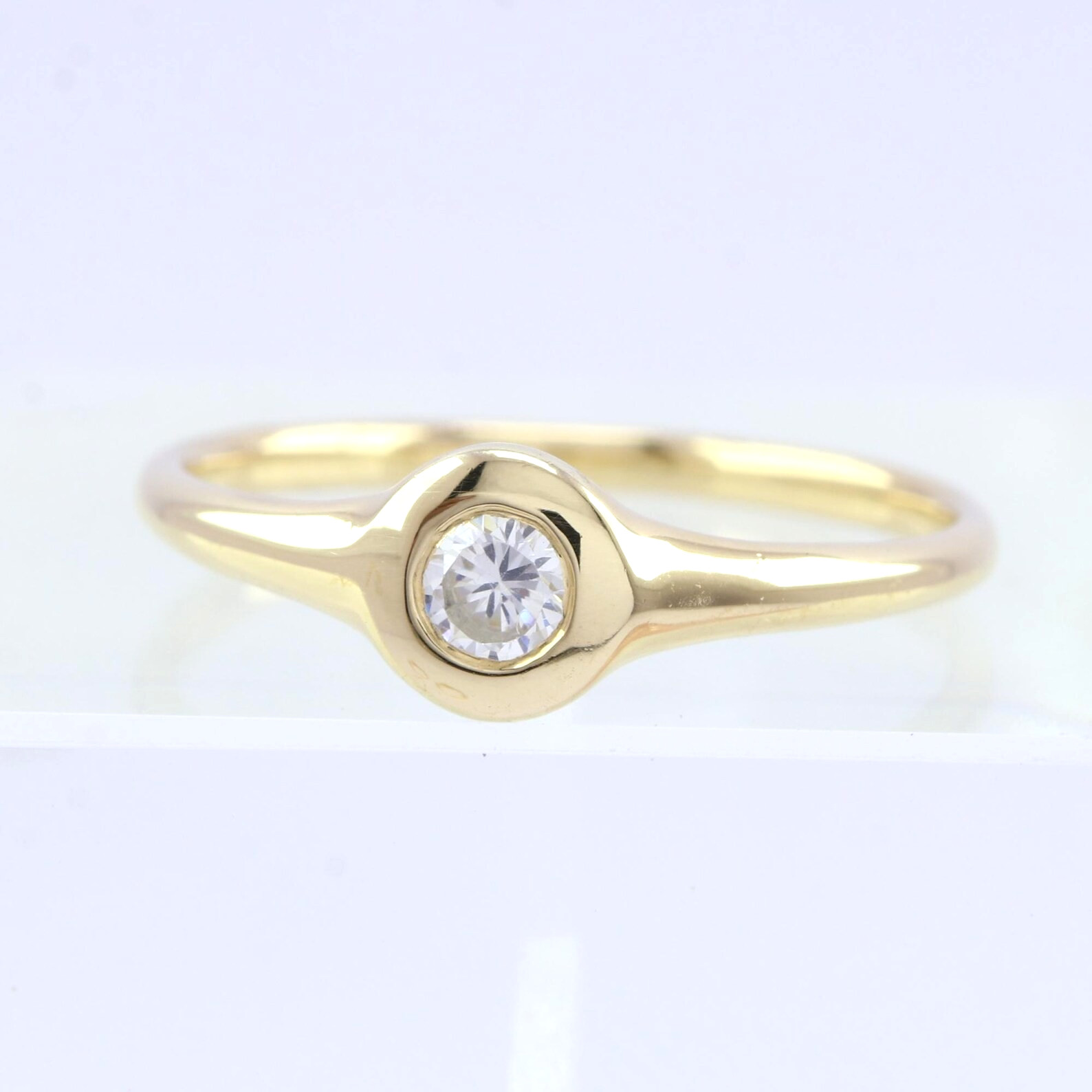 Lab Grown Round Diamond Wedding Rings 9k Gold Anniversary Rings gifts for her
