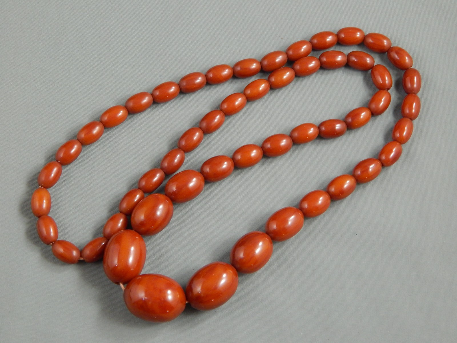Vintage Marbled Butterscotch Egg Yolk Bakelite Olive Bead Necklace 24″ ~ 46g