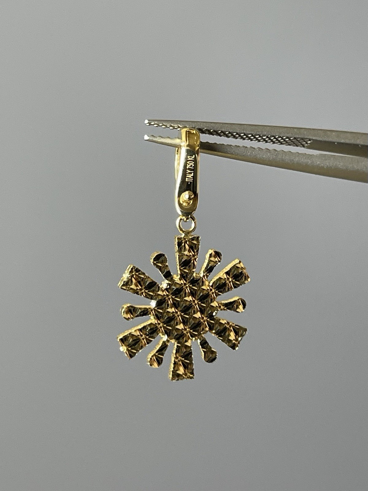 18K Yellow Gold Sunburst Sun Charm Pendant w/ Bail 1.90g made in Italy