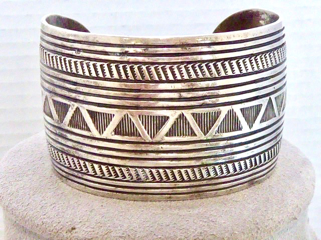 VINTAGE AMAZING NATIVE AMERICAN NAVAJO STAMPED DESIGN WIDE 1 5/8″ 925 BRACELET