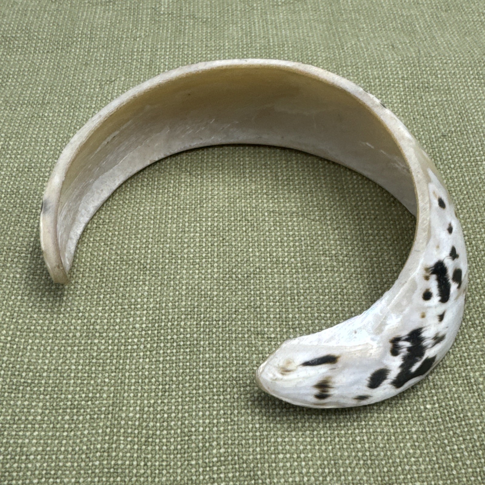Sea Shell Bracelet Cuff -Black White Cream Hawaii Shell Section Cuff