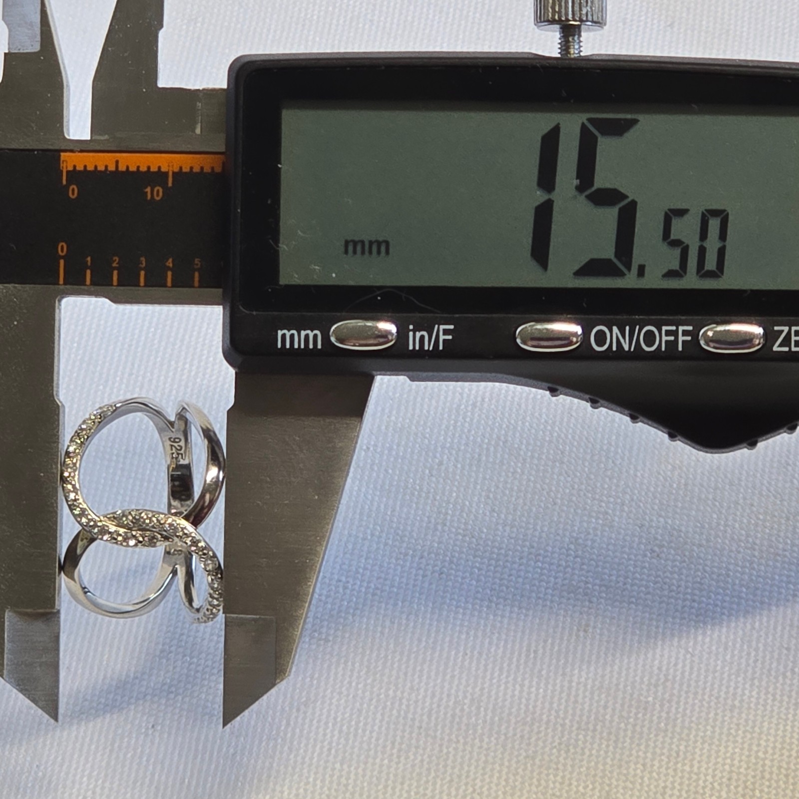 Sterling Silver Ring 3.17g Fine Jewelry Size 8 Band Clear Stones *READ*