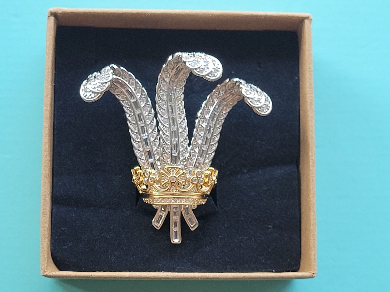 Duchess of Windsors Prince of Wales brooch, Elizabeth Taylor,royal, Gift