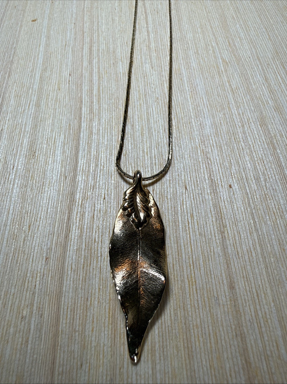 Gold Tone LEAF Pendant Chain Link Necklace