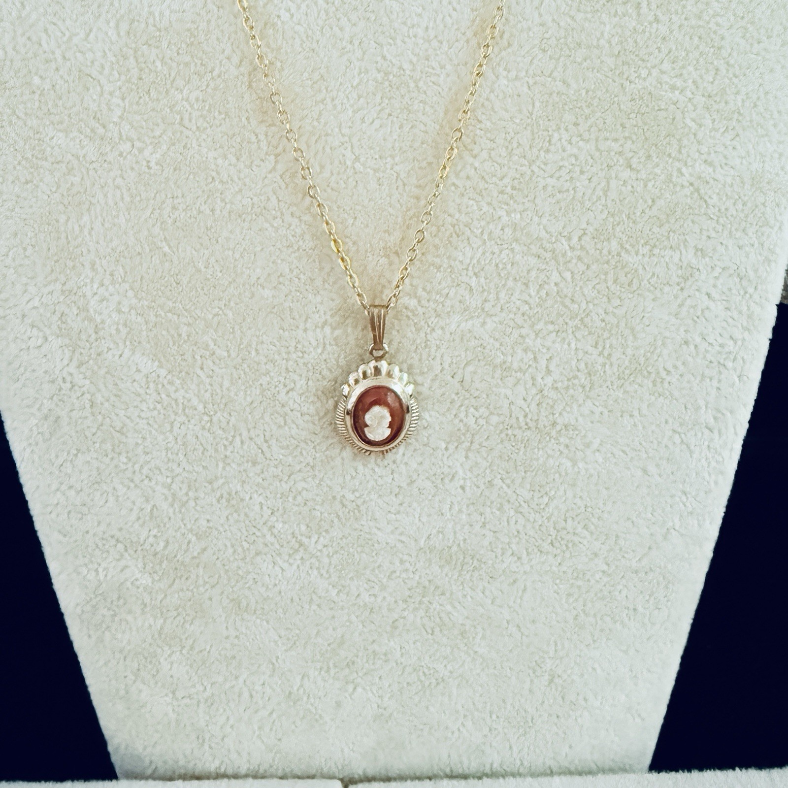 VTG. ESTATE MCM MAROON & CREAM CAMEO WOMAN GOLD FILLED NECKLACE-16″ (177)