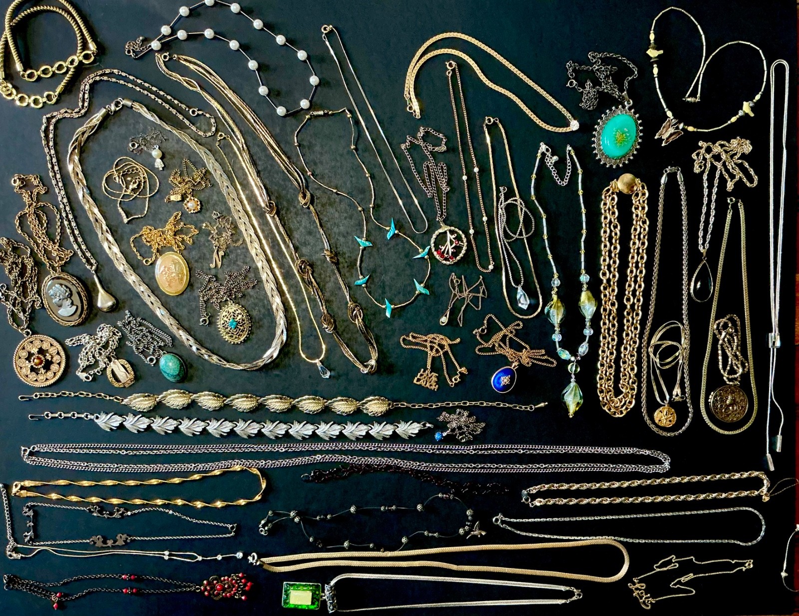 VTG RESALE LOT OF 50+ ECLECTIC MIX OF COSTUME GOLD & SILVER NECKLACES+ 6-157