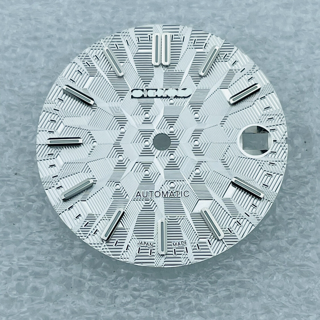 28.5mm Green Luminous with Logo Geometric Pattern Dial for NH35 NH36 Movement
