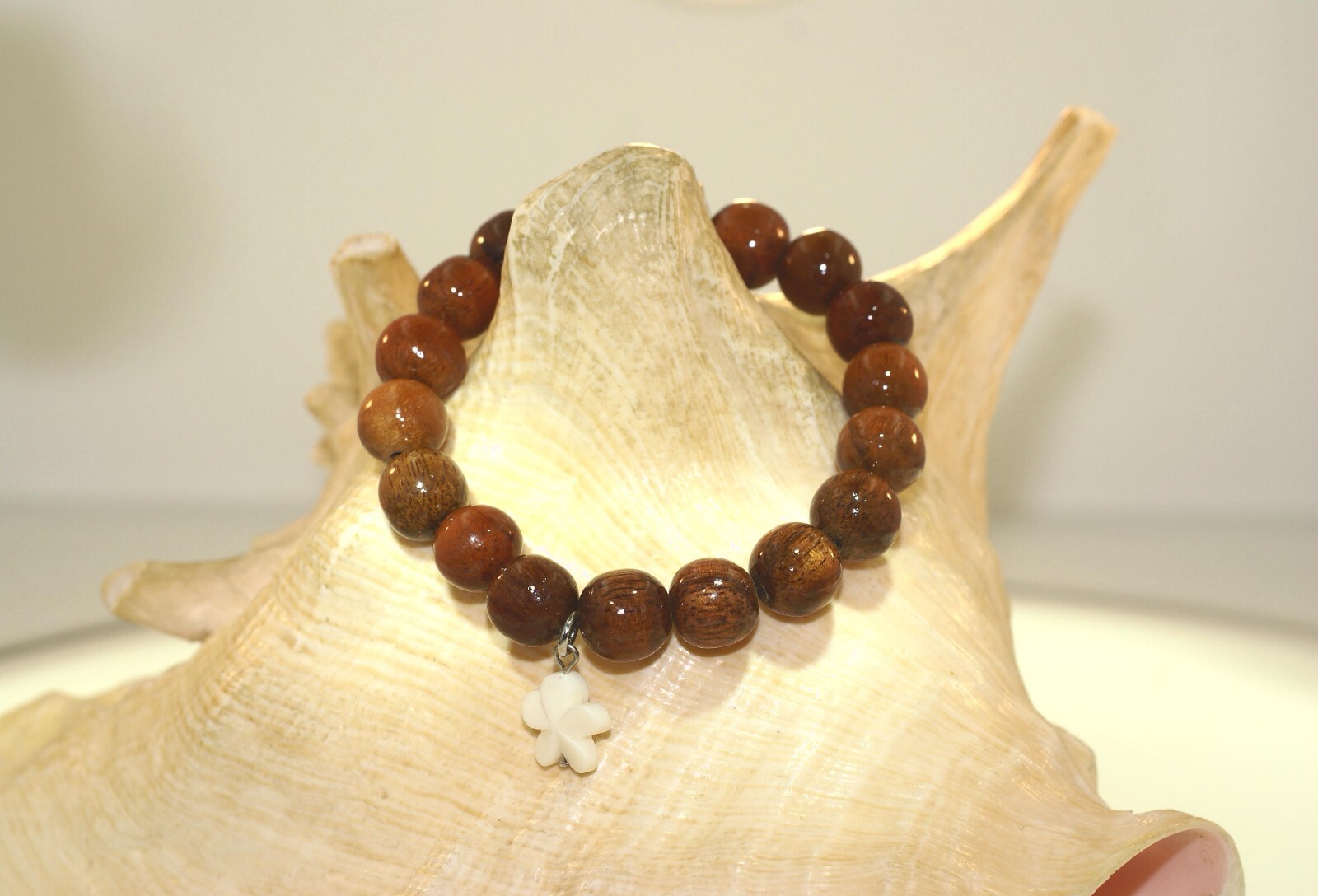 10MM HAWAIIAN KOA WOOD ROUND BALL BEAD & CARABAO BONE PLUMERIA STRETCH BRACELET