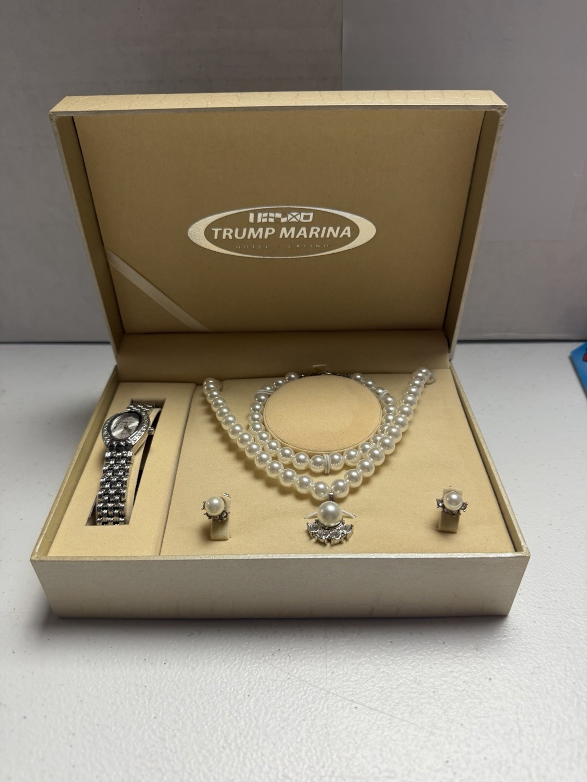 TRUMP MARINA HOTEL CASINO PEARL BRACELET NECKLACE EARRINGS WATCH SET COMB SHIP