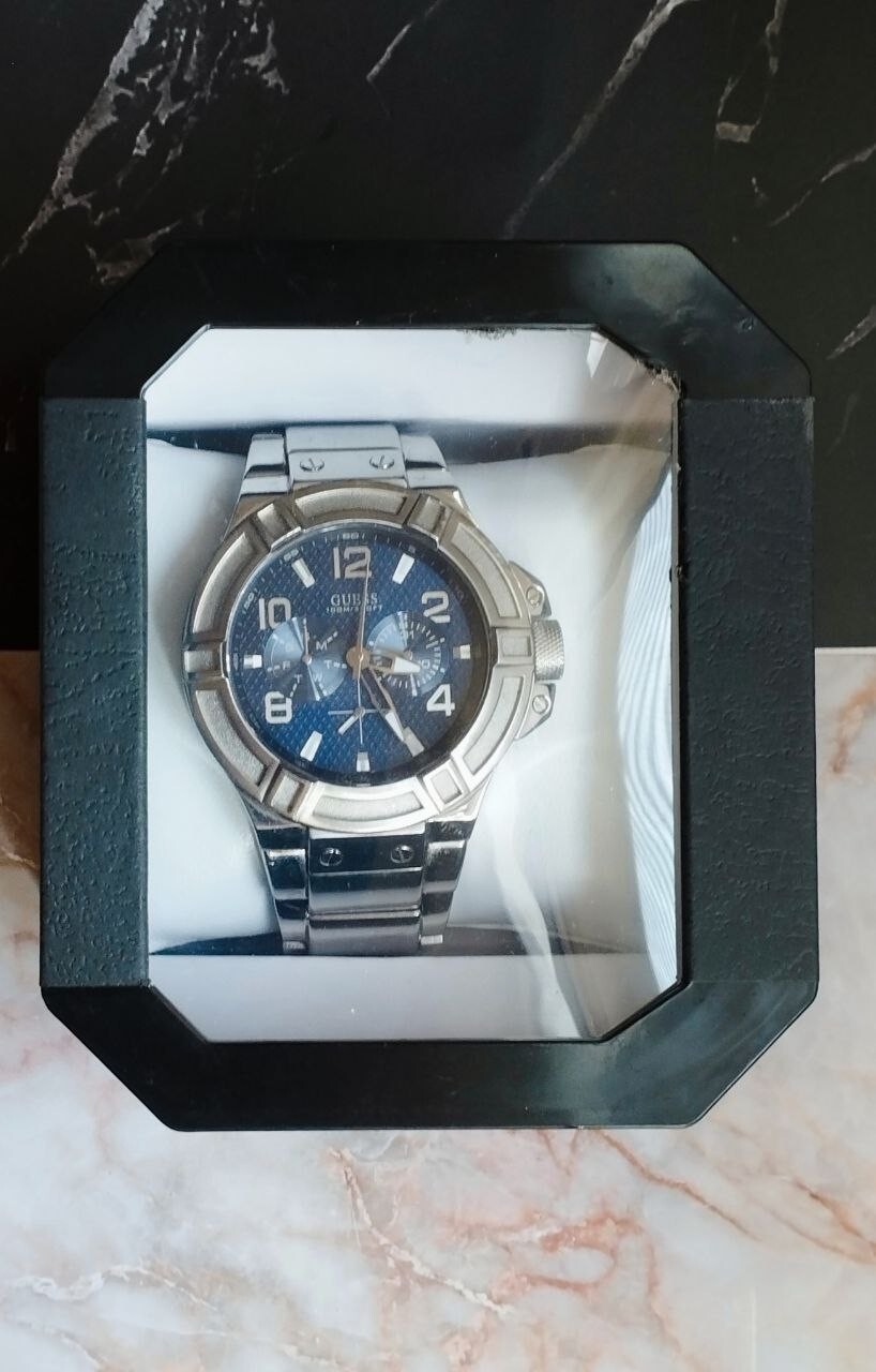 GUESS W0218G2 MENS SILVER STAINLESS STEEL WATCH WITH CASE GREAT CONDITION