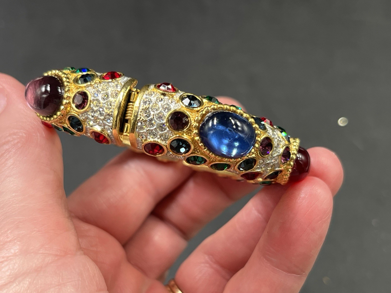 Vtg Sphinx Signed Multi Color Cabochon Etc Hinged Bangle Bracelet 5/8” Wide