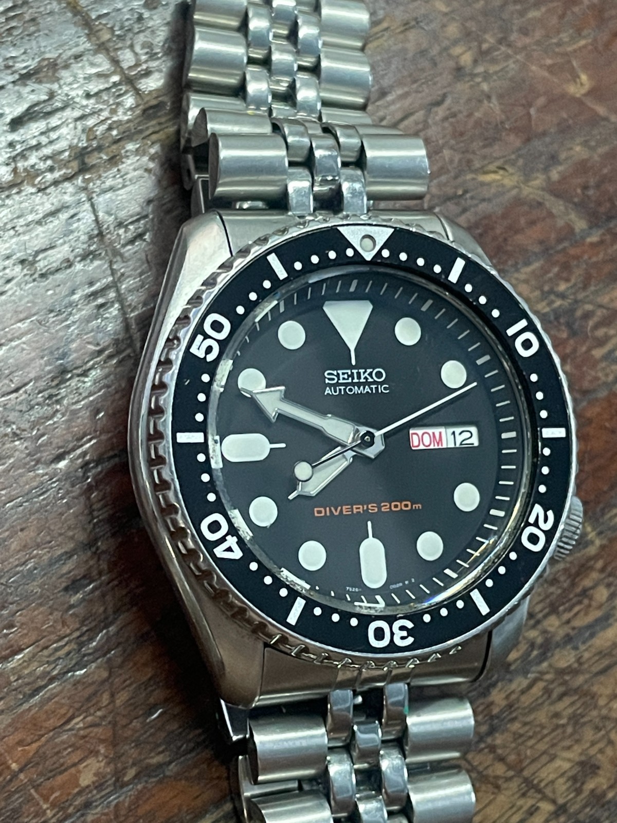 Seiko Men’s Black Watch – SKX007