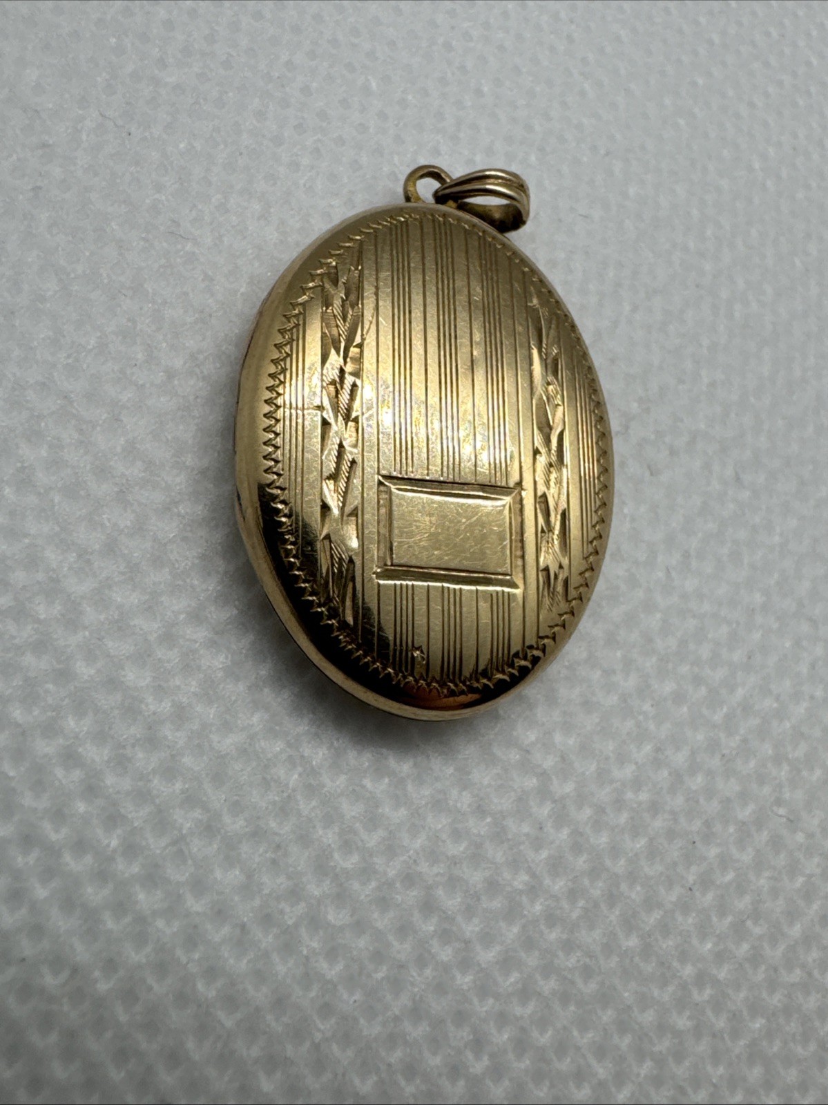 10K Yellow Gold Esemco Vintage Oval Locket Etched w/ Photos 3.17 grams Heirloom