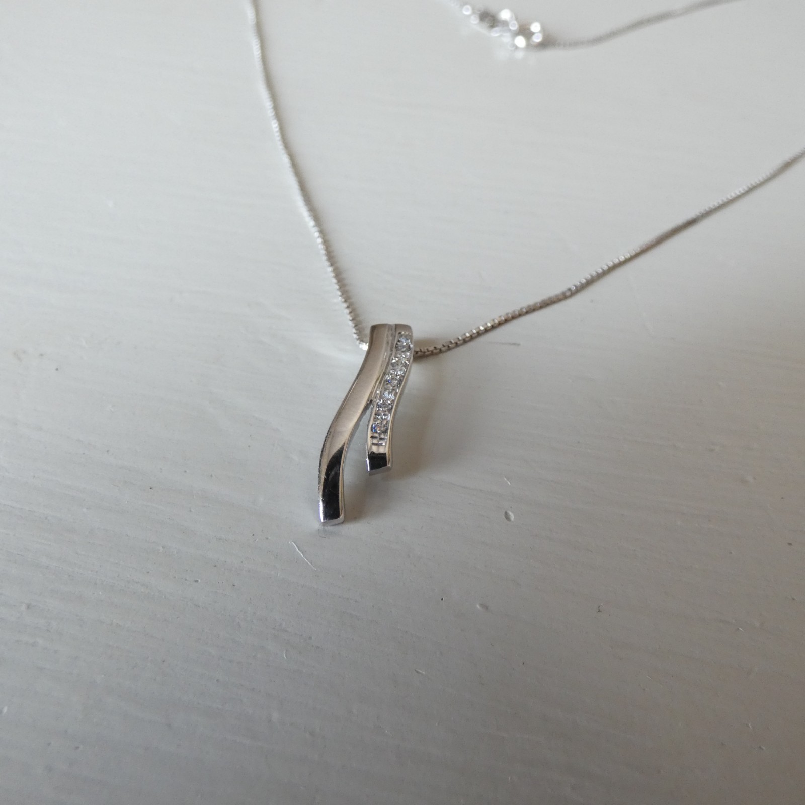 9ct White Gold Pendant Necklace Clear Stones 375 Box Chain 16″ Wave Ribbon