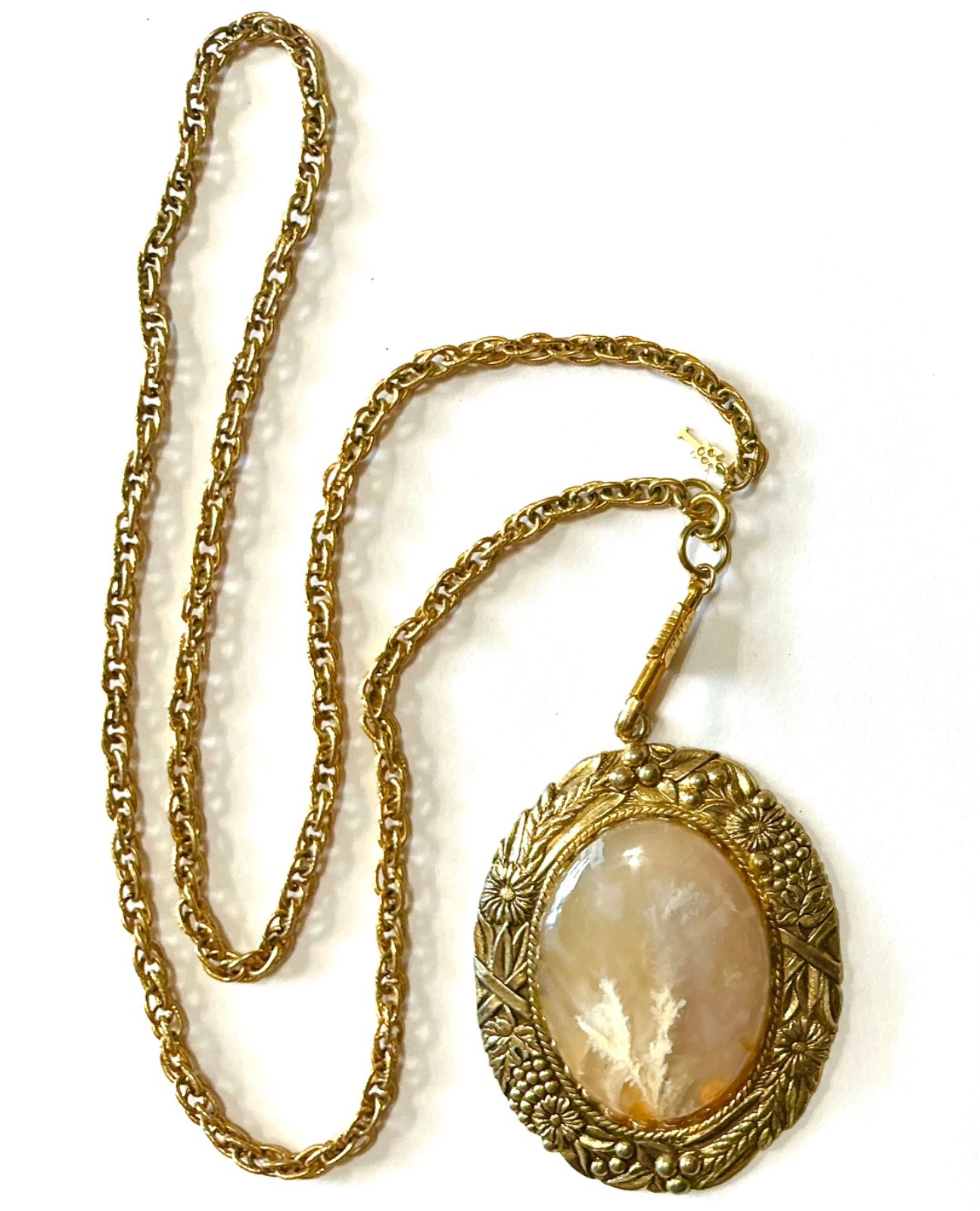 VTG GOLD PLATED OVAL AGATE PENDANT ON GOLD PLATED 30” CHAIN 6-153