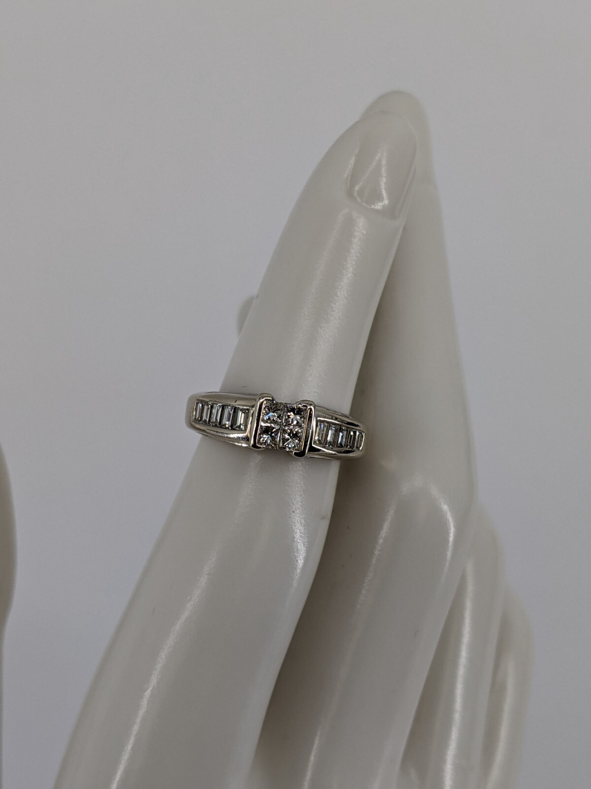 14KT White Gold 4.90 Grams Diamond Engagement Ring (1cttw Approx.) Size 4.5