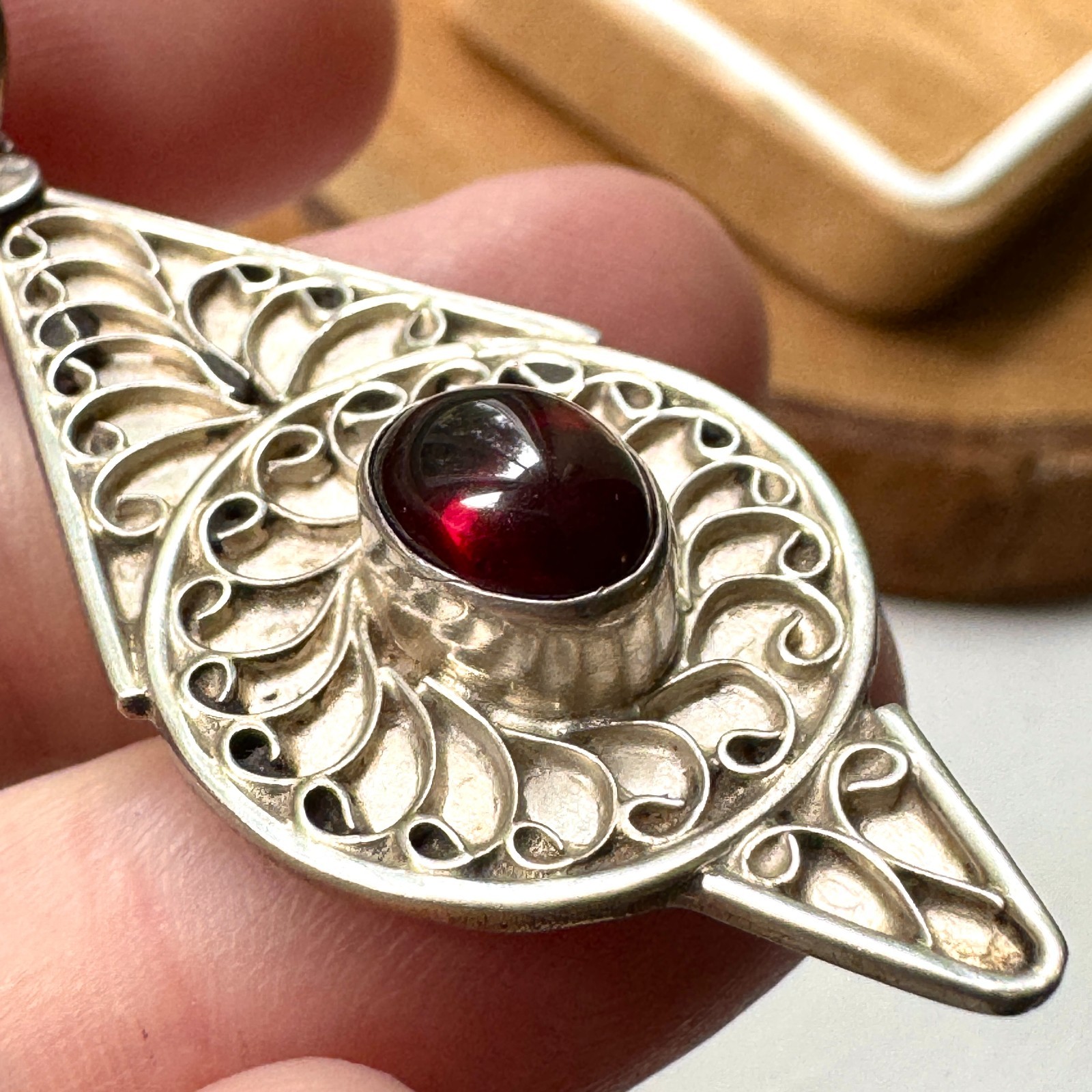 Vintage Sterling Silver 925 Filigree Scrollwork Pendant Necklace 46cm Garnet