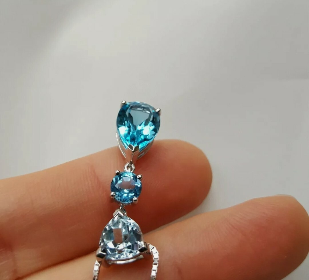 FINE WOMENS BLUE TOPAZ 1OK WHITE GOLD 3 STONE PENDANT W/14K GOLD CHAIN. NECKLACE