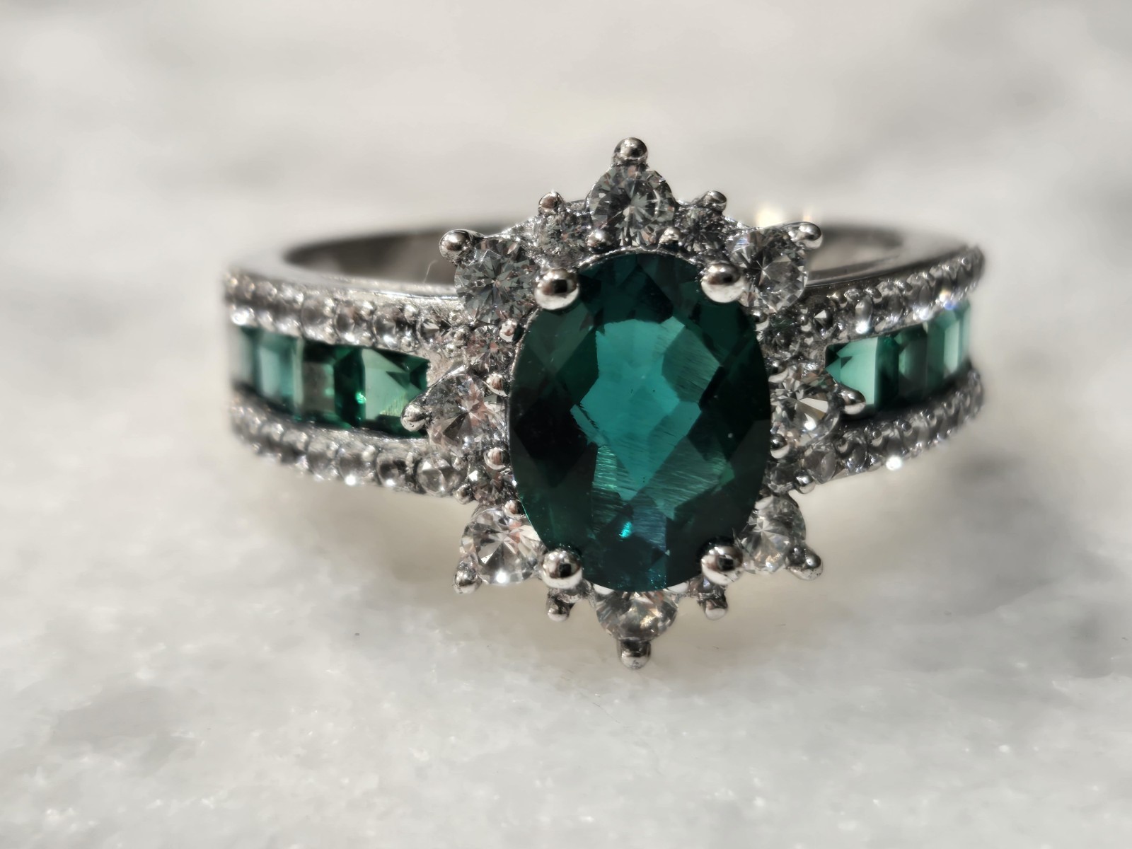 Size 9.25 Sterling Silver Dinner Cocktail Ring Beautiful Green Stones w/ Accents