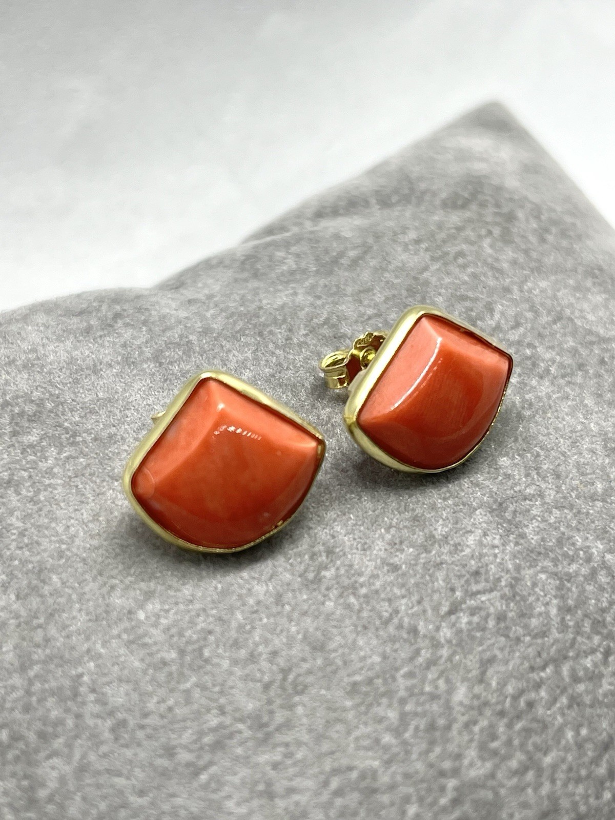 Mediterranean Red Coral Earrings 12x14mm in 18kt Gold – Fan – Italy