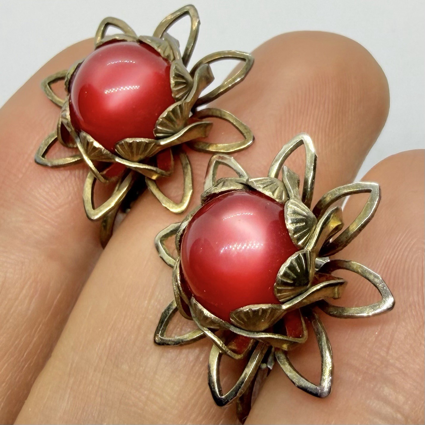 Vtg Midcentury Red Burgundy Moonglow Lucite Antiqued Gold Flower Earrings Clip