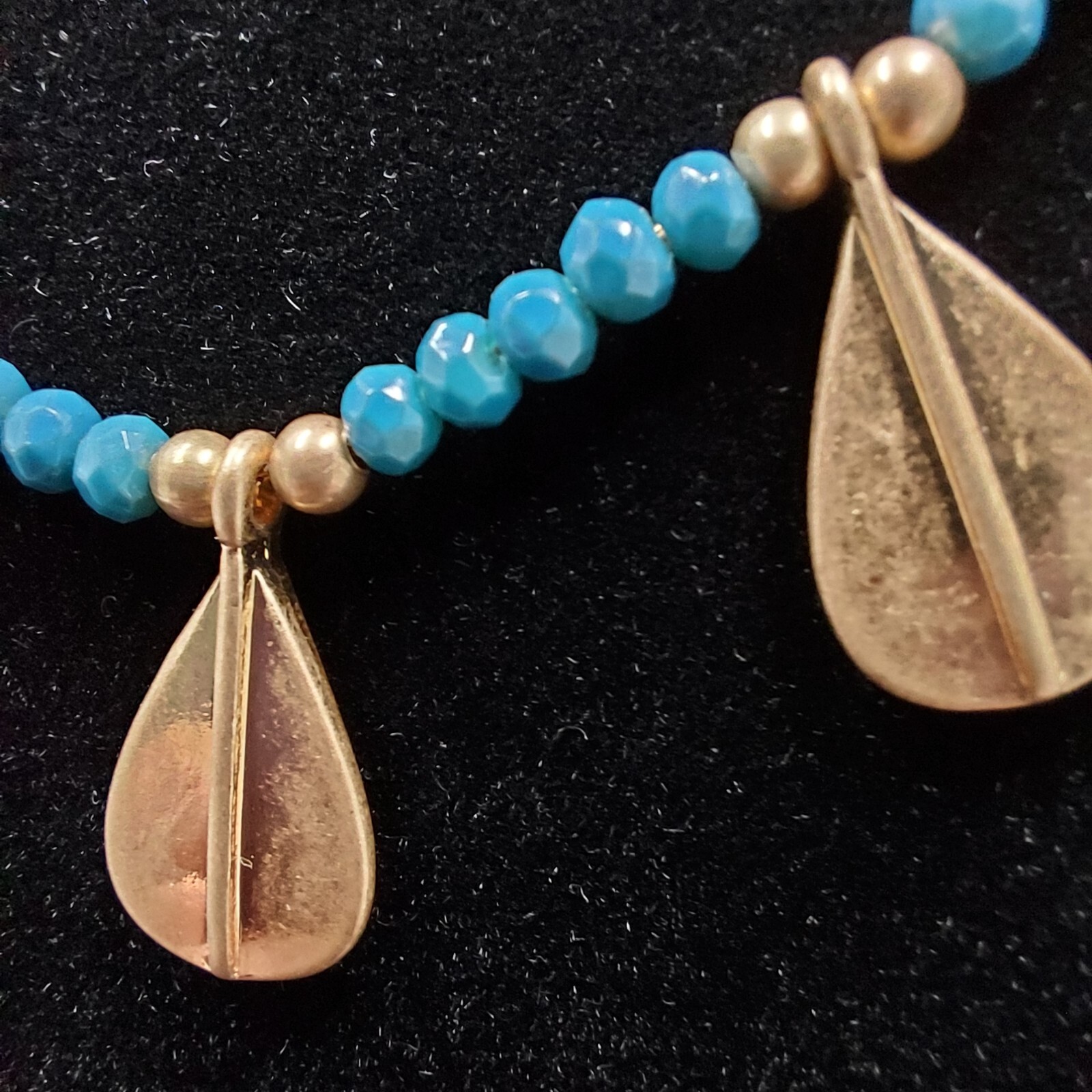 Plunder signed Teal Blue Beaded Gold Tone Leaf Necklace 18-20.5 in