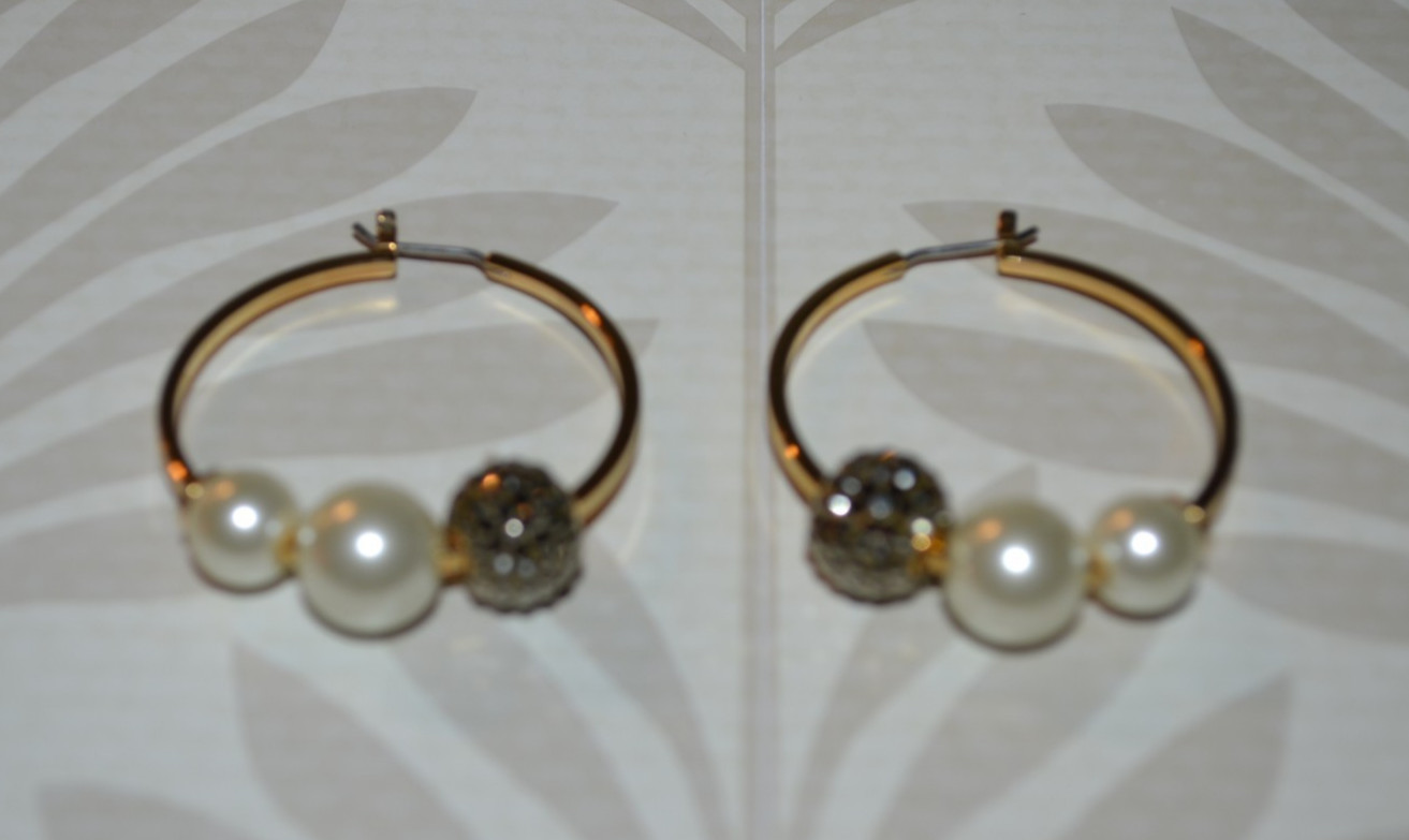 Henri Bendel Faux Pearl Hoop Earrings – Elegant Gold Tone